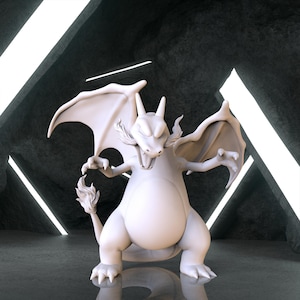 Könnte beinhalten: Ein weißes, 3D-gedrucktes Modell einer Charizard-Pokémon-Figur. Die Figur ist mit ausgebreiteten Flügeln und offenem Maul zum Brüllen posiert. Die Figur steht auf einer grauen Oberfläche.