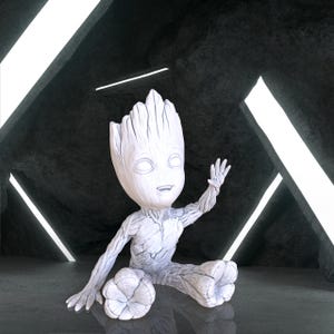 以下が含まれることがあります： 木のような外観のキャラクターの白い置物で、片腕を上げて挨拶しています。その姿は笑顔で、明るい白い線状の光のある、暗く質感のある背景に設定されています。