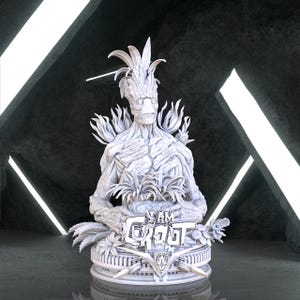 Puede incluir: Estatua blanca de Groot de Guardianes de la Galaxia. La estatua tiene una textura de madera detallada y presenta la frase "I AM GROOT" en la base. Fondo oscuro con luces blancas.
