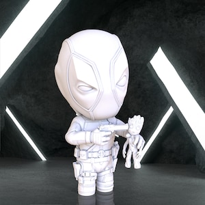 Puede incluir: Una figura blanca de Deadpool sosteniendo una pistola, con una pequeña figura de Groot cerca. Las figuras están sobre un fondo oscuro y texturizado con una iluminación geométrica blanca brillante.
