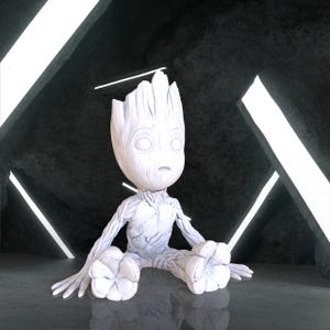 Pode incluir: Uma figura branca e estilizada de um personagem com aparência de árvore, sentado com os braços e pernas estendidos. A figura tem olhos grandes e uma boca pequena. O fundo é escuro com iluminação linear branca.