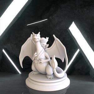 Könnte beinhalten: Eine weiße 3D-gedruckte Figur einer drachenartigen Kreatur mit großen Flügeln, einem langen Schwanz und einer kleineren Figur auf ihrem Rücken. Die Figur steht auf einem runden Sockel vor einem dunklen, strukturierten Hintergrund mit hellen weißen Linien.