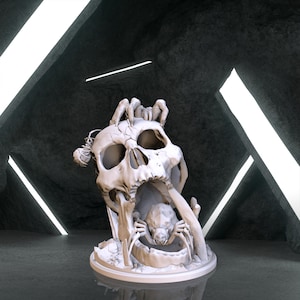 Peut inclure: Sculpture blanche imprimée en 3D représentant un crâne avec une araignée et une créature à l'intérieur. La sculpture est posée sur une base ronde. Le fond est un espace sombre et abstrait avec des lignes blanches vives.