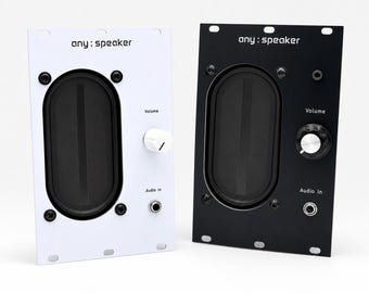 Pode incluir: Dois alto-falantes modulares retangulares, um branco e um preto, cada um rotulado como any: speaker. Ambos possuem um cone de alto-falante oval central, um botão de volume circular e uma entrada de áudio. Os painéis têm orifícios de montagem.