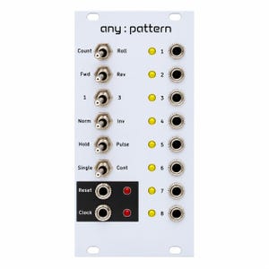 Può includere: Un pannello per sintetizzatore modulare bianco con la scritta any:pattern, dotato di sei interruttori a levetta in metallo, otto indicatori LED gialli, otto jack di ingresso neri e una sezione nera con due jack aggiuntivi etichettati Reset e Clock con LED rossi.