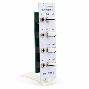 Pode incluir: Um painel de sintetizador modular branco com a etiqueta simple attenuators e any : frqncy, apresentando quatro canais com entradas e sa&iacute;das e bot&otilde;es rotativos brancos com indicadores pretos. Uma placa de circuito verde &eacute; vis&iacute;vel de lado.