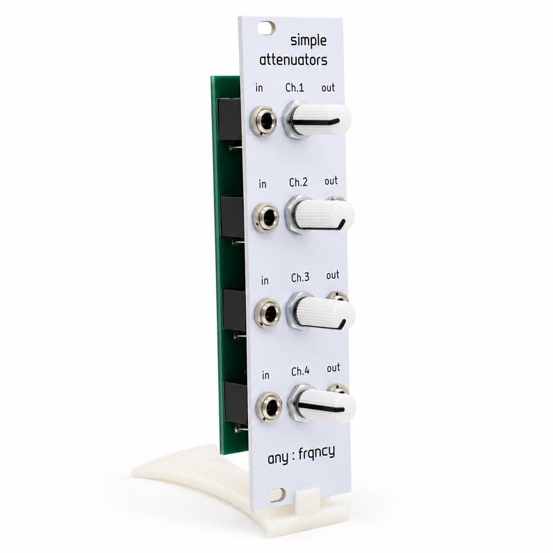 Pode incluir: Um painel de sintetizador modular branco com a etiqueta simple attenuators e any : frqncy, apresentando quatro canais com entradas e sa&iacute;das e bot&otilde;es rotativos brancos com indicadores pretos. Uma placa de circuito verde &eacute; vis&iacute;vel de lado.