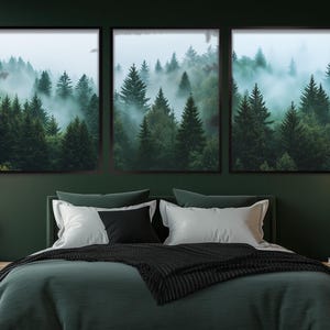 Set di 3 poster Misty Pine Forest, stampe di montagne nebbiose, arte murale minimalista della foresta, decorazione murale della natura, foresta panoramica all'interno