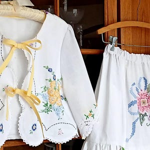 May include: A set of three ceramic nesting bowls in graduating sizes. The bowls feature a speckled, matte finish in shades of cream, light brown, and dark brown. The largest bowl measures approximately 8 inches in diameter.