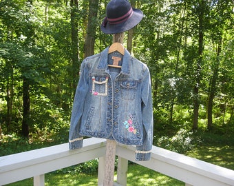 Chaqueta vaquera reciclada, chaqueta vaquera Zena con parches florales