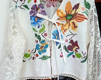 Blusa de lino bordada con lazo frontal, tallas XL-XXL, mantel vintage reciclado.