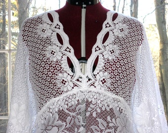 Large-X Large vintage hippie en dentelle blanche comme neige, gitane, plage, robe de mariée bohème, corset lacé dans le bas du dos, séance photo de maternité, Lily Whitepad