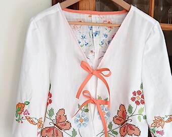 Blusa de lino bordada con lazo frontal, tallas M-L, bordado vintage reciclado, mariposas.