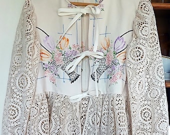 Blusa vintage de lino con encaje, talla M-L, top bordado con estampado de mantel, cierre de lazo en la parte delantera.
