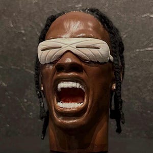 Estatua de la cabeza de TRAVIS SCOTT