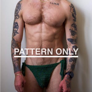 Puede incluir: Un tanga de ganchillo verde con lazos laterales. El texto "PATTERN ONLY" se muestra en la parte superior de la imagen. La persona de la imagen tiene tatuajes en los brazos y el pecho.