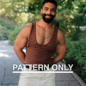 Op de afbeelding: Een mouwloze gehaakte tanktop in bruin met een wijde ronde halslijn en een open gebreide textuur. Het kledingstuk heeft een herhalend steekpatroon over het hele lijfje. De tekst "PATTERN ONLY" is in het wit over het beeld geplaatst.