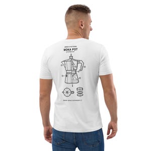Może przedstawiać: Biały t-shirt z krótkim rękawem z czarną grafiką liniową na plecach. Wzór przedstawia schemat techniczny kawiarki typu moka z napisami BREW SYSTEMS MOKA POT SYSTEM 001 oraz tekstem BREW IDEAS DIFFERENTLY umieszczonym na dole.
