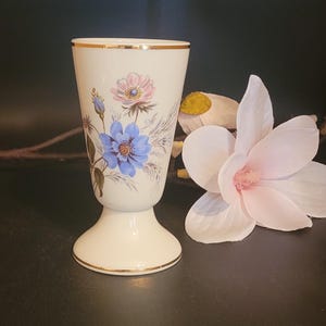 Vintage Limoges Frankrijk porseleinen Mazagran, vaas op voet voor bloemen of koffiekopje, blauw en roze bloemenpatroon met vergulde rand, 13 cm