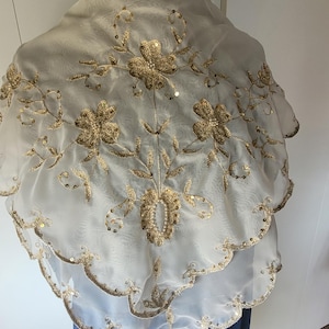 Traditionell valenciansk manteleta, broderad guldspetssjal, spansk folkdräktshalsduk, festlig paljettpärlmantilla, Fallas-dräkt