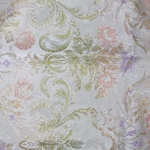 Puede incluir: Una taza de cerámica blanca con asa negra y el texto "But First, Coffee" en negrita negra. La taza está sobre un fondo borroso. La taza mide aproximadamente 10 cm de altura.