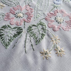 Mantel de algodón vintage bordado a mano de 80x80 cm, mantel cuadrado para mesa de té con estampado floral cosido a mano, excelente estado. Ropa de mesa estilo cottagecore.