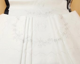 ヴィンテージ風の白い刺繍入り寝具セット。モノグラム入りのフラットシーツとロングピローケース。綿50％混紡。エレガントなコテージコア風の白い花柄刺繍。