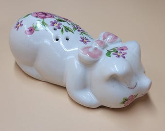 Pomander de cerdo de porcelana Avon vintage de 1978, bolsita de cerdito durmiendo con flores pintadas a mano, hecha en Brasil por Ceramarte, figura de cerdo de cerámica