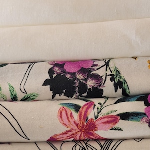 Set mit 7 Leinenstoffresten für Bastelarbeiten – Blumenmuster & Unifarben – 30 x 30 cm (12 x 12 Zoll). Natürliche Leinenreste zum Nähen, Scrapbooking und Patchworken.