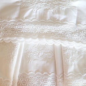 Conjunto de roupa de cama vintage espanhola em renda, anos 80, lençol branco em poliéster e fronha comprida com ampla borda de renda bordada.