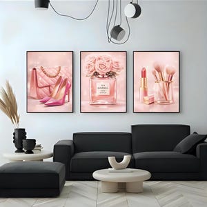 Könnte beinhalten: Triptychon gerahmter Kunstdrucke mit Mode- und Beauty-Artikeln. Das linke Panel zeigt eine rosa gesteppte Handtasche und High Heels. Das mittlere Panel zeigt einen Parfümflakon mit Rosen. Das rechte Panel zeigt Make-up-Pinsel und Lippenstift. Alle Panels haben einen rosa Hintergrund.