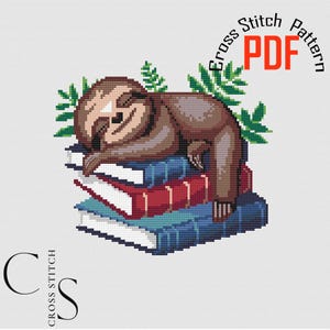 Può includere: Schema di punto croce PDF di un bradipo marrone che dorme su una pila di libri colorati. Il bradipo ha un'espressione felice ed è circondato da foglie verdi.