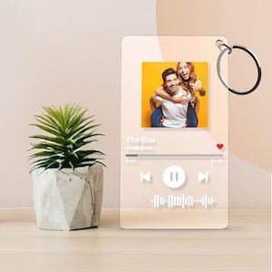 Llavero con código de canción escaneable personalizado, placa musical acrílica con foto personalizada