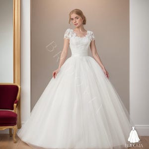 Lace Wedding Dress: Princess Ball Gown with Tulle Skirt & Cap Sleeves
