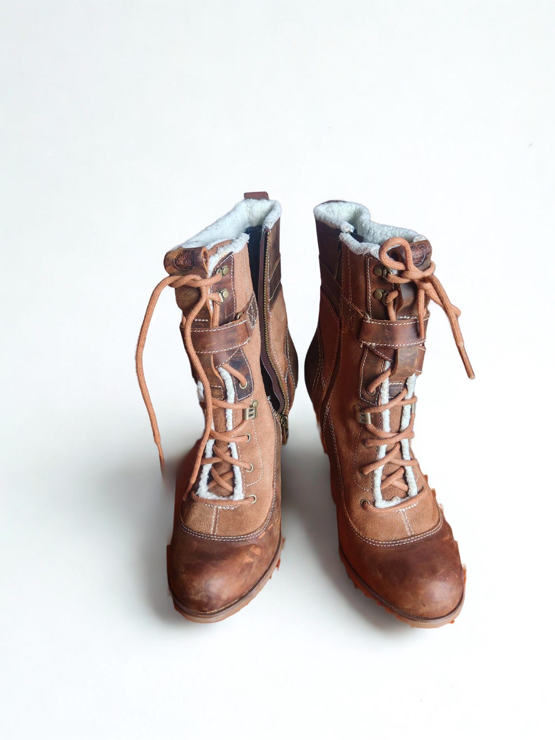 Vintage Timberland Earthkeepers™ Nevali Ankle Boots Hiker Brown Leather Suede Lace Up Buckle Heeled Waterproof size US 9.5W UK 7.5 EU 41, foto 3 di 5