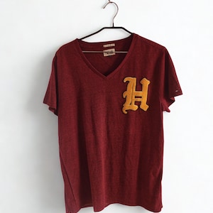 以下が含まれることがあります： つや消し仕上げの、斑点模様のセラミックマグカップ3個セット。マグカップはクリーム色、ライトグレー、ダークグレーの3色。各マグカップはシンプルでミニマリストなデザインです。