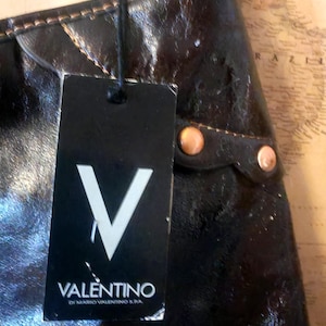 Sac à main hobo clouté Valentino vintage : cuir verni marron, accessoires en cuivre image 13