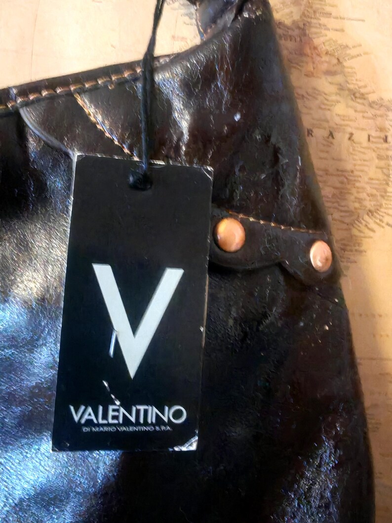 Sac à main hobo clouté Valentino vintage : cuir verni marron, accessoires en cuivre image 13