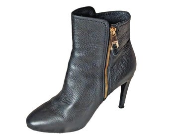 Botas de cano curto Emporio Armani em couro preto com bico fino e salto agulha elegante, tamanho EUR 39.