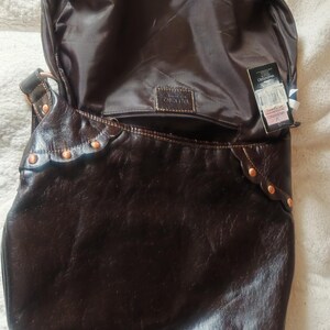 Sac à main hobo clouté Valentino vintage : cuir verni marron, accessoires en cuivre image 16