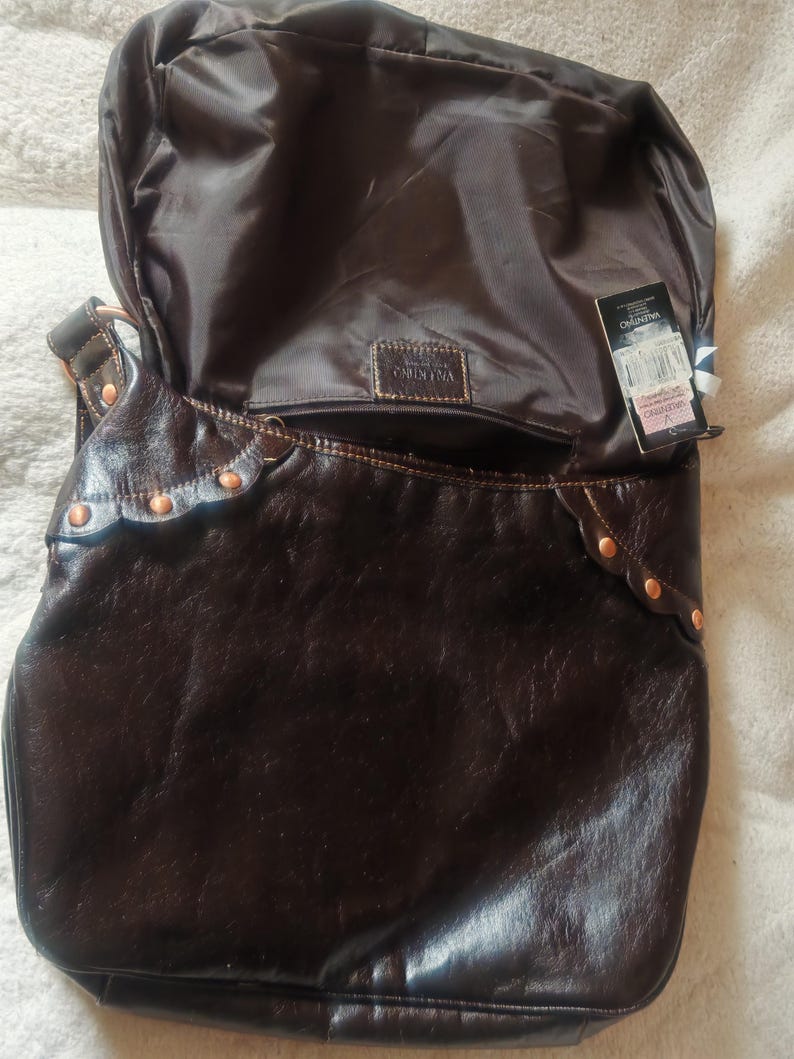 Sac à main hobo clouté Valentino vintage : cuir verni marron, accessoires en cuivre image 16