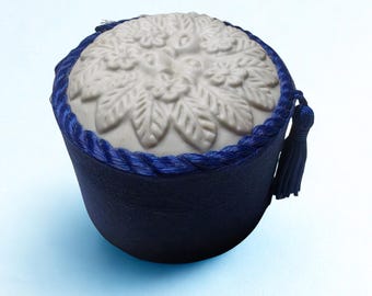 Pudełko na drobiazgi/biżuterię w stylu vintage z pokrywką z porcelany z motywem kwiatowym, podstawą pokrytą niebieskim materiałem i frędzlami