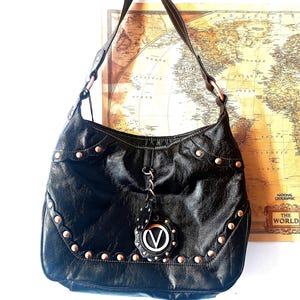 Sac à main hobo clouté Valentino vintage : cuir verni marron, accessoires en cuivre image 2