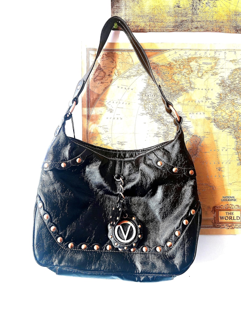 Sac à main hobo clouté Valentino vintage : cuir verni marron, accessoires en cuivre image 2