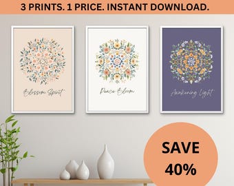 Op de afbeelding: Drie afdrukbare wandkunstprints met bloemmandalas in tinten perzik, geel en blauw. De prints zijn getiteld "Blossom Spirit", "Peace Bloom" en "Awakening Light".