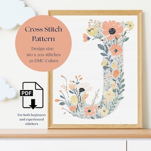 Op de afbeelding: Een ingelijst kruissteekpatroon met de letter "J", versierd met perzik-, gele en blauwe bloemen. Het ontwerp is 160 x 200 steken groot en gebruikt 30 DMC-kleuren. De tekst op de afbeelding luidt "Voor zowel beginners als ervaren borduurders."