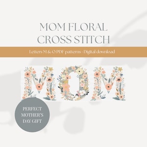 Könnte beinhalten: Ein digitales Kreuzstichmuster mit dem Wort "MOM" in floralem Design. Die Buchstaben sind mit pastellfarbenen Blumen und Grün gefüllt. Das Bild enthält den Text "Perfect Mother's Day Gift" in einem grauen Kreis.