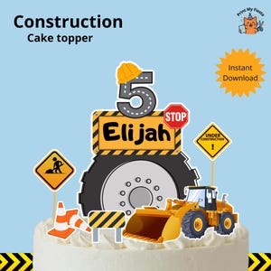 Op de afbeelding: Een cake topper met bouwthema met de tekst "Construction Cake topper" en de naam "Elijah". Het ontwerp omvat een gele bouwhelm, het nummer 5, een stopbord en een gele wiellader. De cake topper is versierd met bouwtekens en een verkeerskegel.