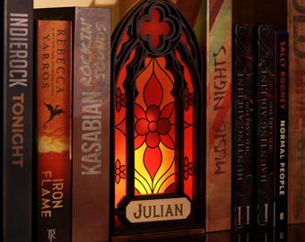 Rincón de libros gótico personalizado con luz - Rincón de libros con ventanas de fantasía, decoración para amantes de los libros, arte en vidrieras, regalo para amantes de los libros, decoración de estanterías
