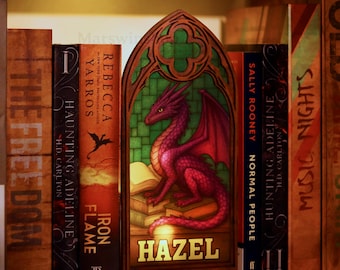 Rincón de libros gótico personalizado con luz - Rincón de libros con ventanas de fantasía, decoración para amantes de los libros, decoración de dragones de fantasía, regalo para amantes de los libros, decoración de estanterías